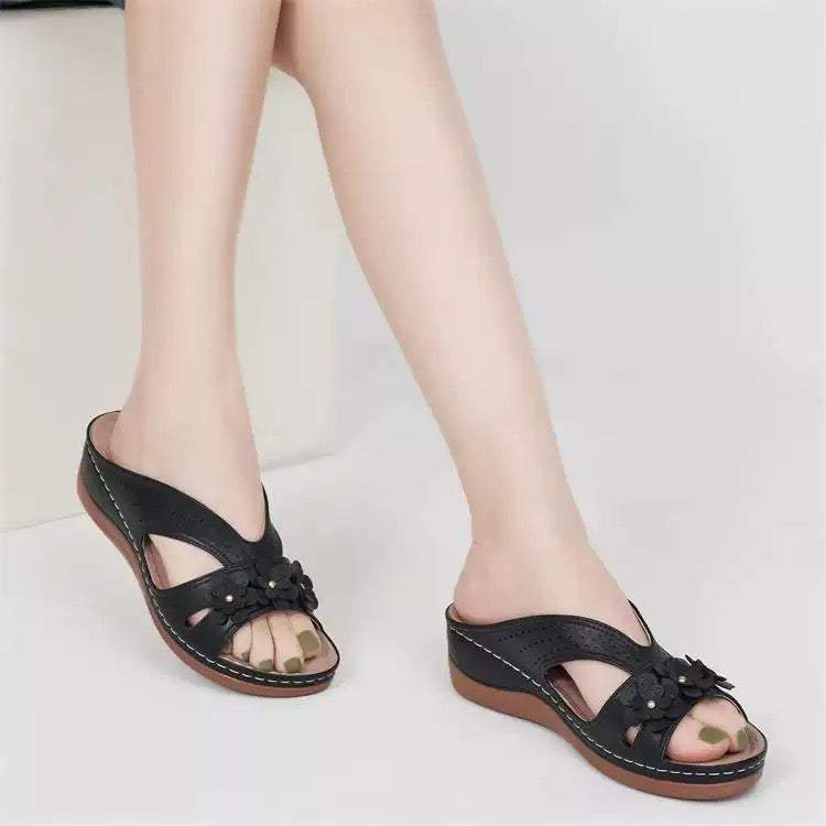 Dámské elegantní kožené sandály s květinovým designem a podporou chodidla – pohodlí pro každý den.