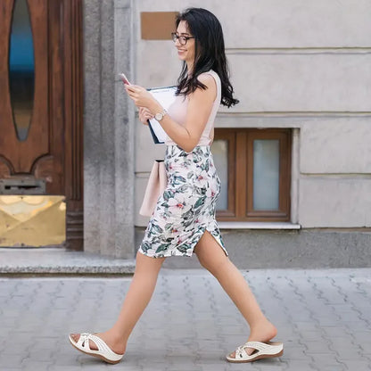Dámské elegantní kožené sandály s květinovým designem a podporou chodidla – pohodlí pro každý den.