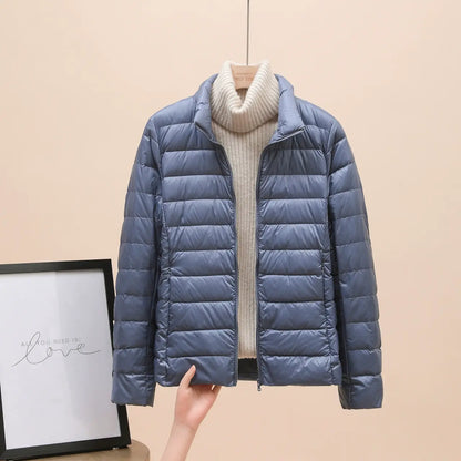Lehká, teplá a elegantní dámská péřová bunda – pohodlná a hřejivá zimní bunda pro zralé ženy na každodenní nošení!