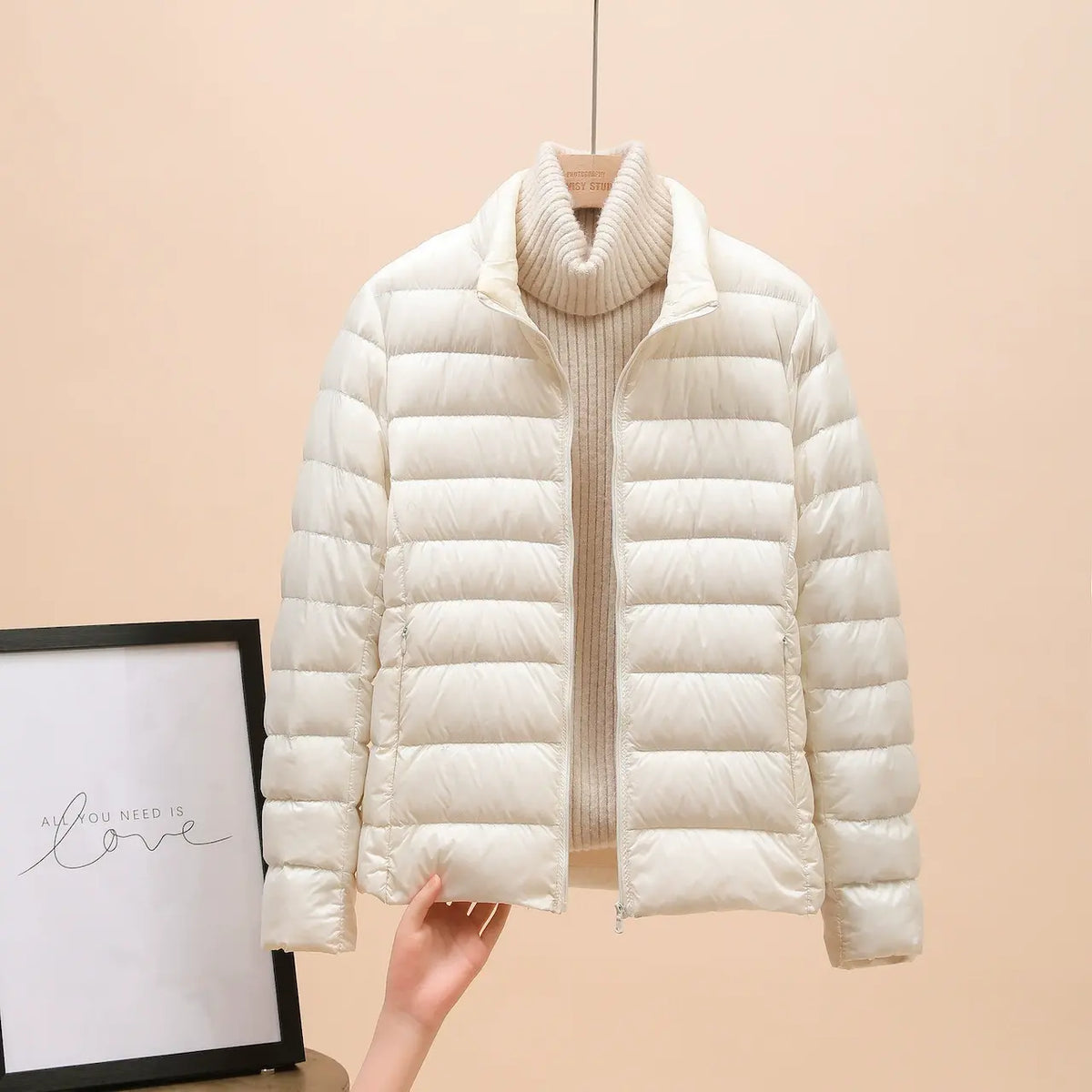 Lehká, teplá a elegantní dámská péřová bunda – pohodlná a hřejivá zimní bunda pro zralé ženy na každodenní nošení!