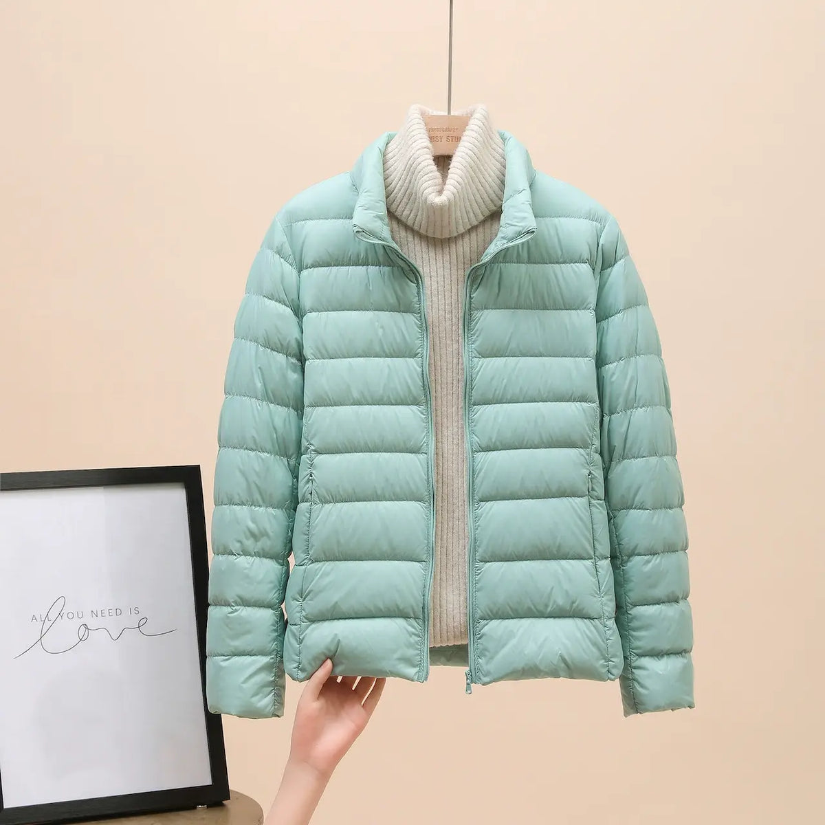 Lehká, teplá a elegantní dámská péřová bunda – pohodlná a hřejivá zimní bunda pro zralé ženy na každodenní nošení!