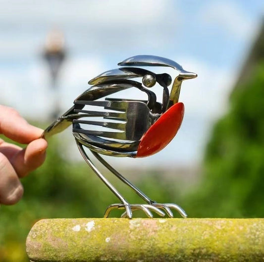 🐦 Ručně vyráběná kovová dekorace v podobě červenky – elegantní ozdoba do zahrady i domova