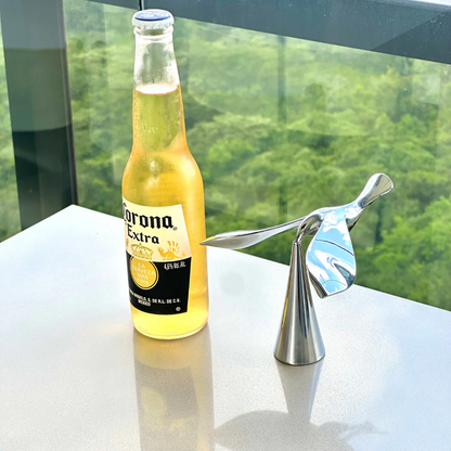 Létající pták – kovový otvírák na pivo s efektem vzdorujícím gravitaci 🐦 designová socha na bar 🍺