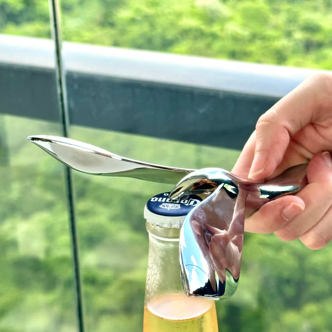 Létající pták – kovový otvírák na pivo s efektem vzdorujícím gravitaci 🐦 designová socha na bar 🍺