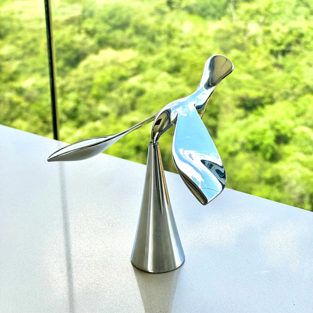 Létající pták – kovový otvírák na pivo s efektem vzdorujícím gravitaci 🐦 designová socha na bar 🍺